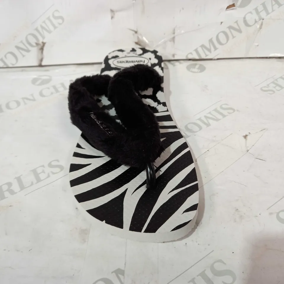 BOXED PAIR OF HAVAIANAS FLUFFY STRAP FLIP FLOPS IN BLACK/WHITE EU SIZE 39/40