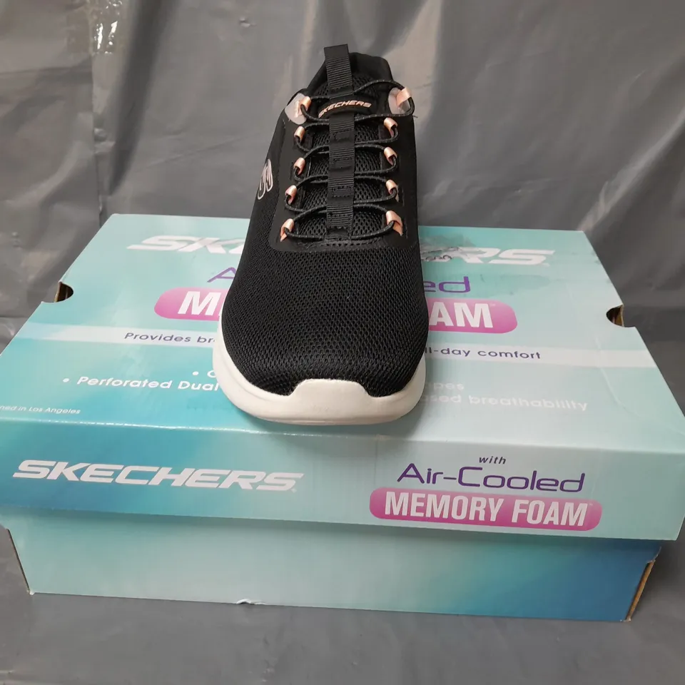 BOXED PAIR OF SKECHERS AIR-COOLED MEMORY FOAM TRAINERS IN BLACK SIZE 7