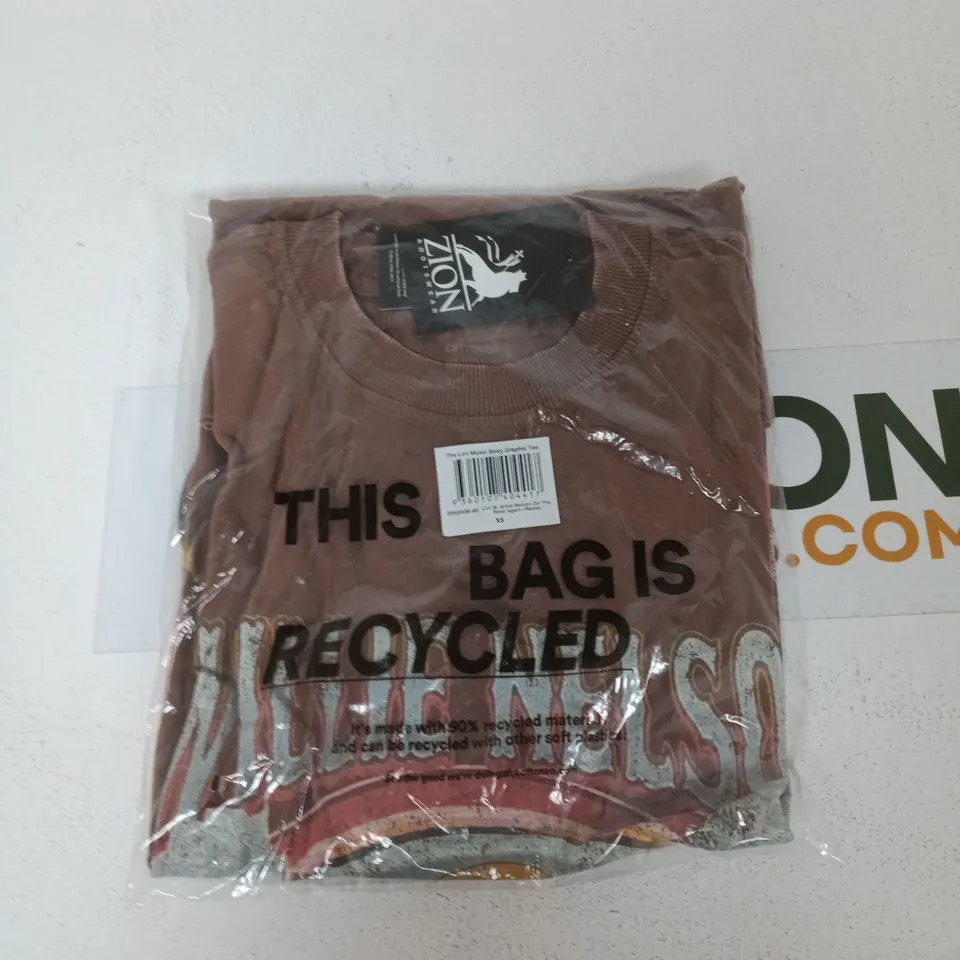 BOX OF APPROXIMATELY 15 ASSORTED CLOTHING ITEMS TO INCLUDE: BOXY GRAPHIC T