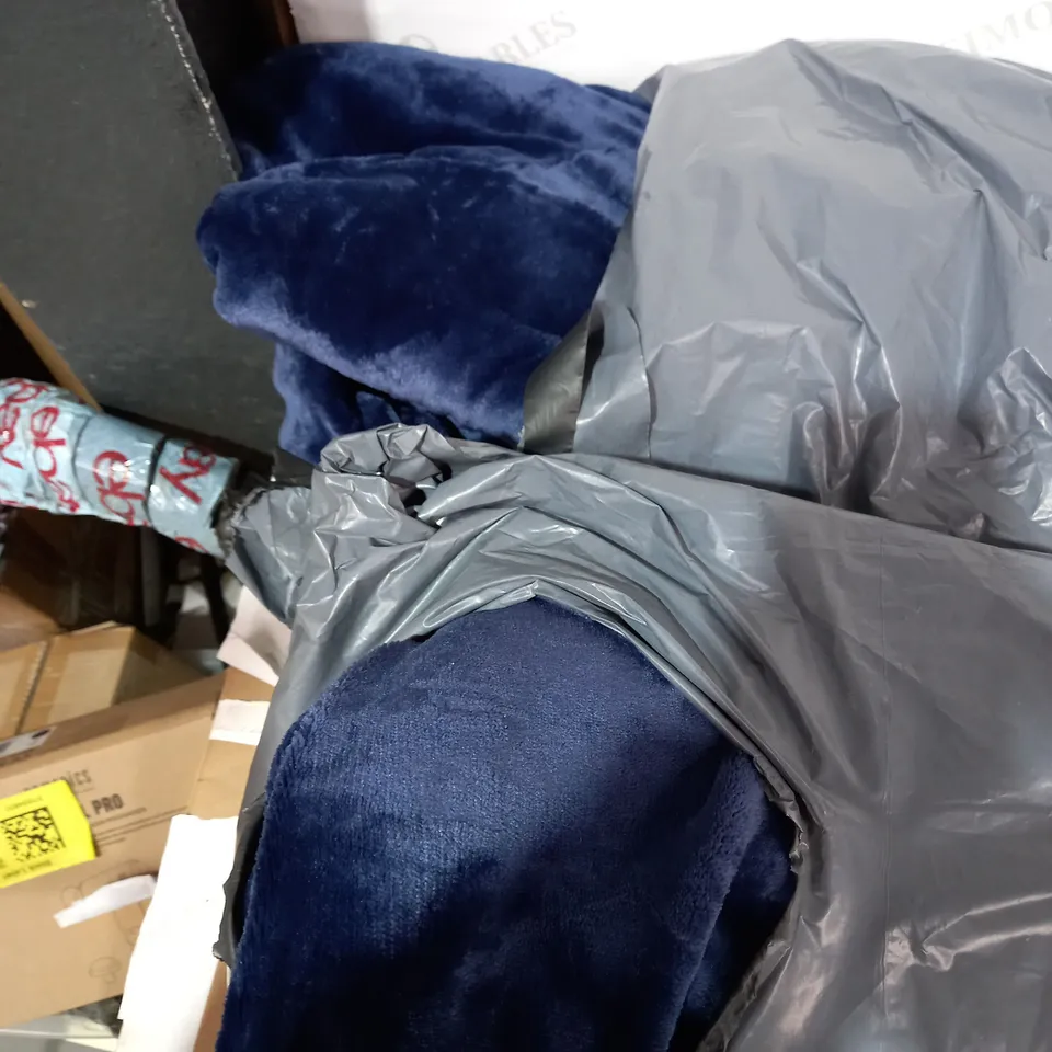 LOT OF 2 ASSORTED DESIGNER NAVY FLEECE EFFECT BLANKETS - ONE SIZE