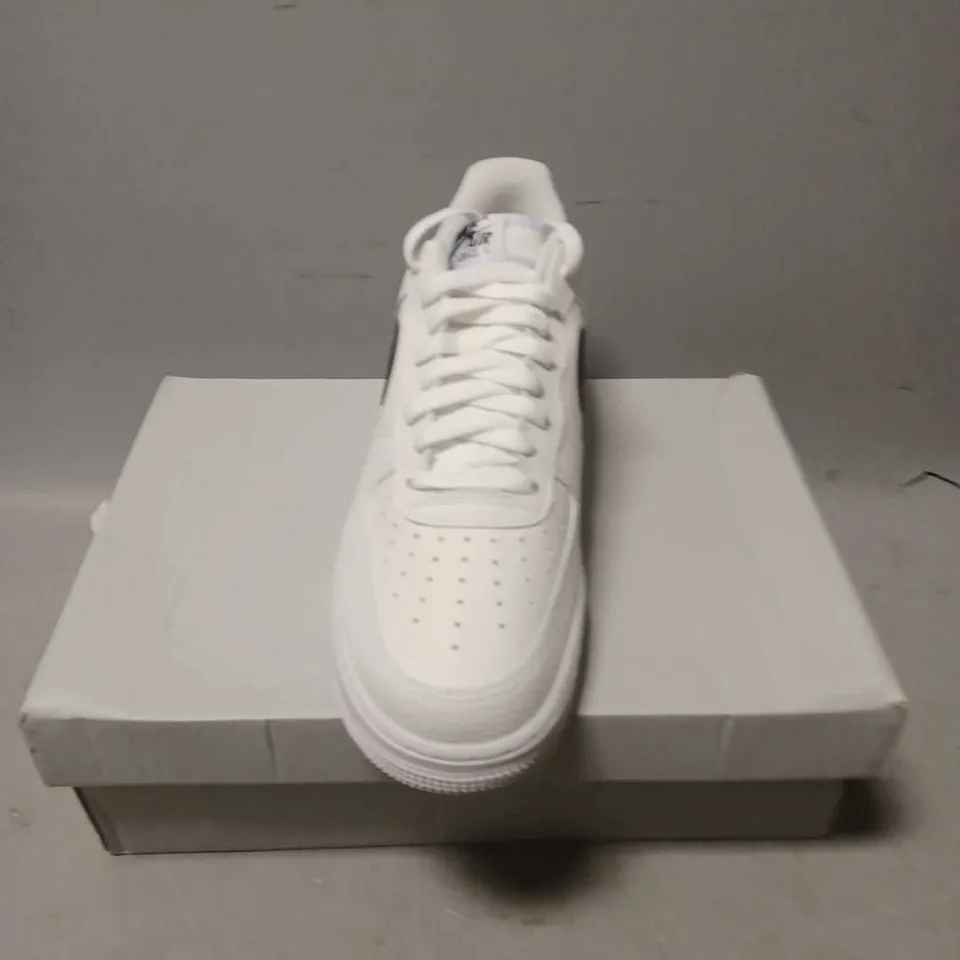 BOXED PAIR OF NIKE AIR FORCE 1 TRAINERS IN WHITE - 9.5