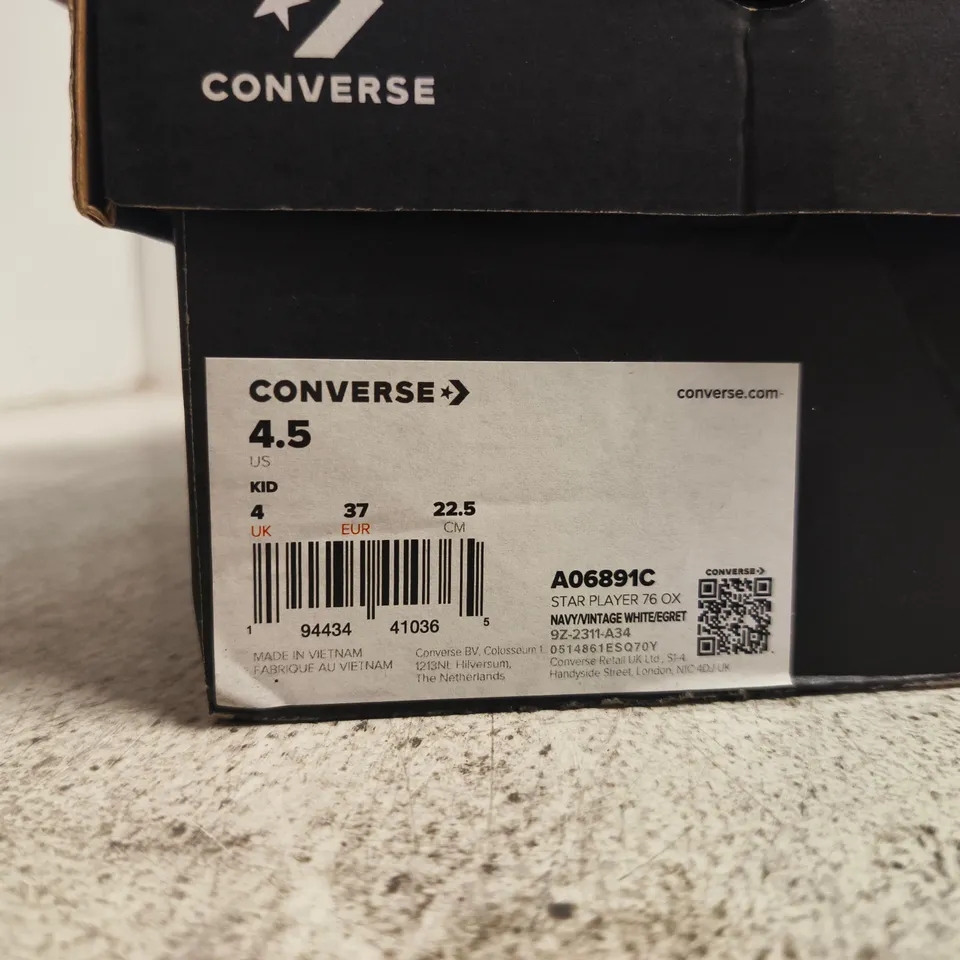 BOXED PAIR OF CONVERSE STAR PLAYER 76 OX KIDS SHOES - SIZE 4
