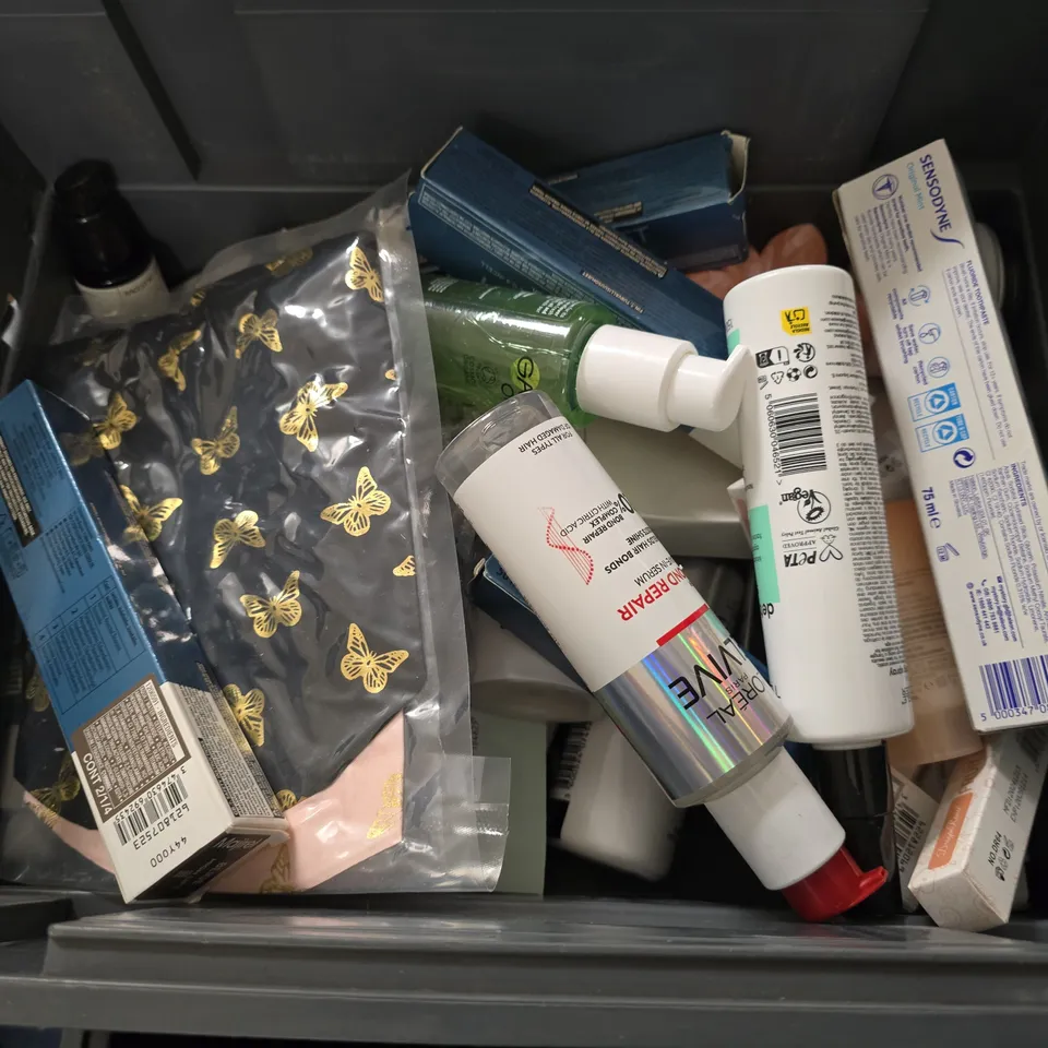 APPROXIMATEY 15 ASSORTED HEALTH AND BEAUTY PRODUCTS TO INCLUDE COLLAGEN MASK, MANICURE SET, SURI BRUSH HEADS ETC. 