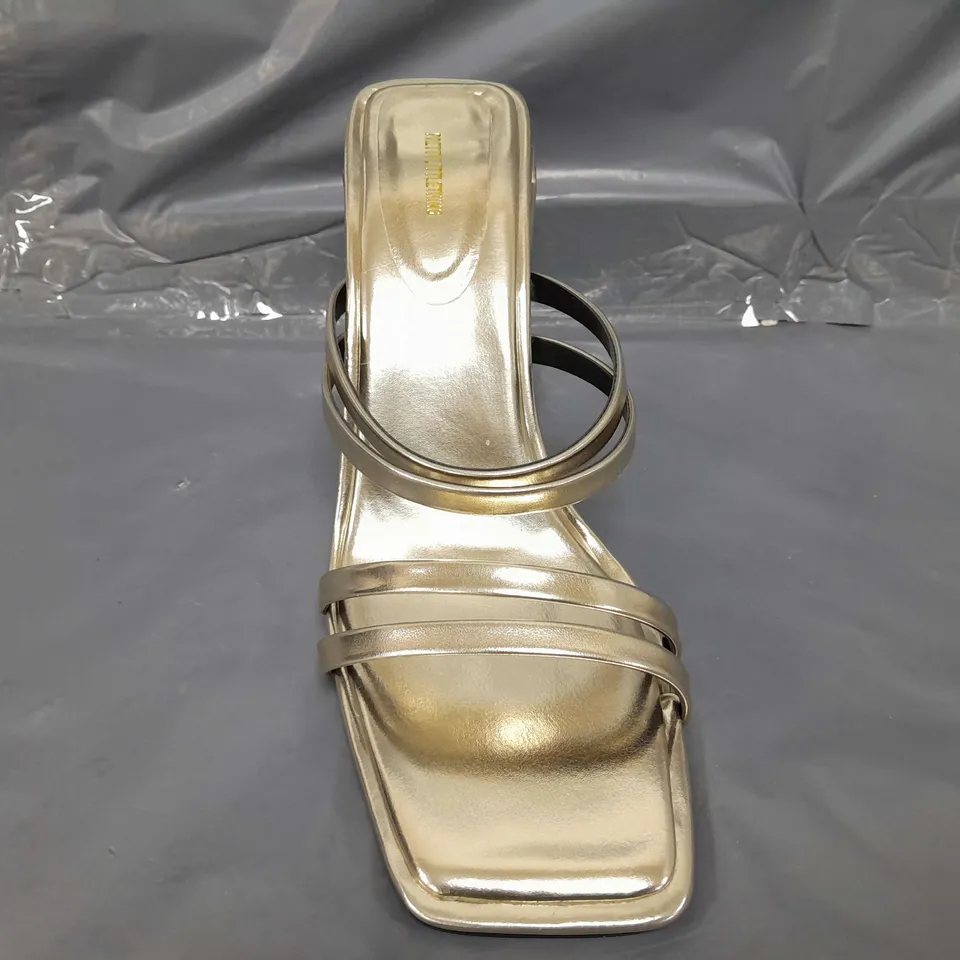 BOXED PAIR OF PRETTY LITTLE THING OPEN TOE HIGH BLOCK HEEL SANDALS IN METALLIC GOLD SIZE 5