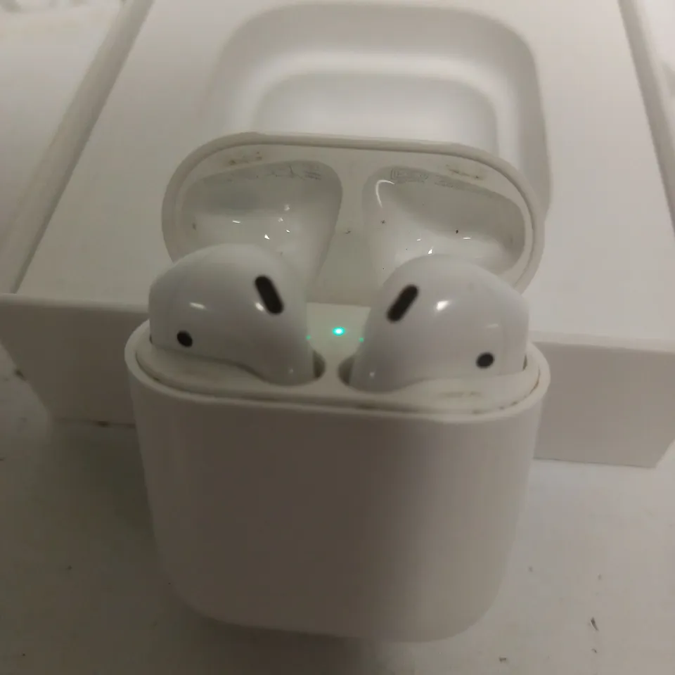 APPLE AIRPODS