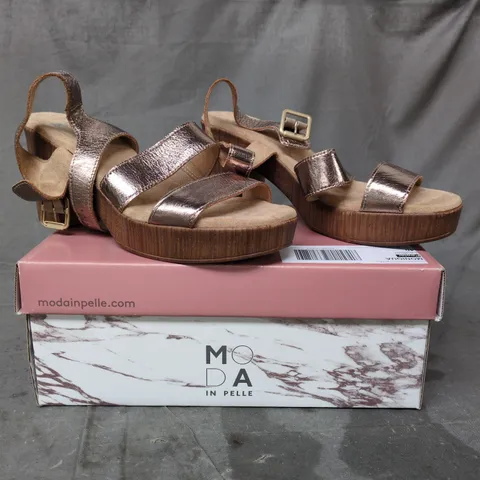 BOXED PAIR OF MODA IN PELLE BLOCK HEEL SANDALS IN METALLIC POLISHED COPPER SIZE 7