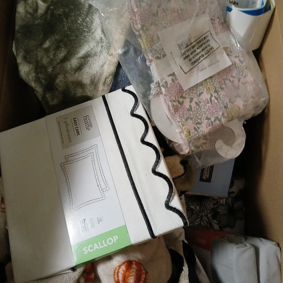 BOX OF APPROXIMATELY 10 ASSORTED BEDDING & SOFT FABRICS ITEMS TO INCLUDE - DUVET SETS - FITTED SHEETS - ETC
