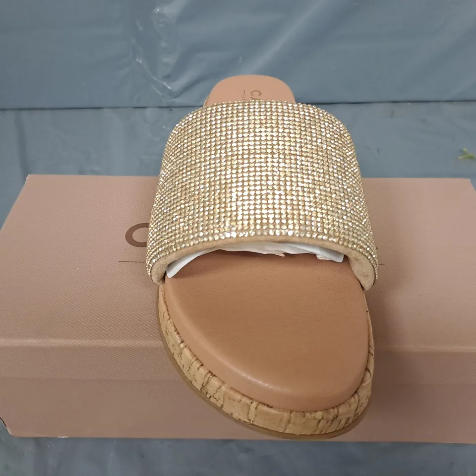 BOXED PAIR OF CARVELA CLOUD MULE SANDALS IN GOLD COMB SYNTHETIC SUMMER - SIZE 39