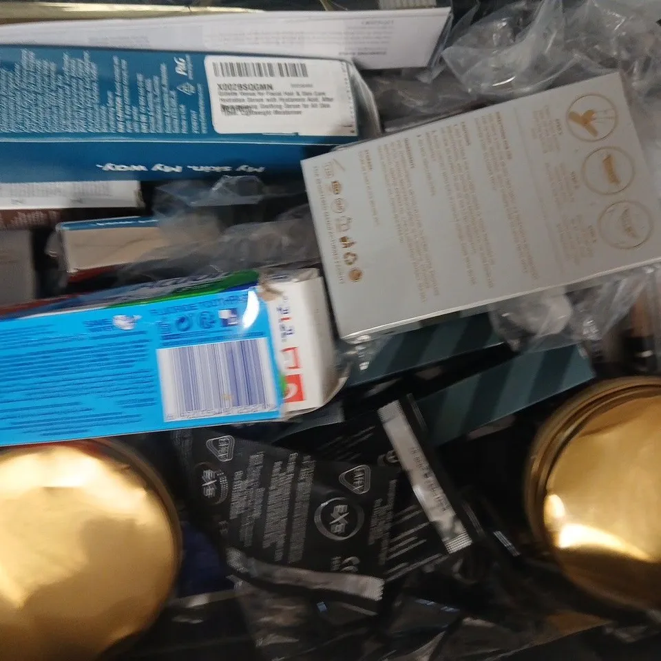 APPROXIMATELY 15 ASSORTED COSMETIC ITEMS INCLUDING VARIOUS MAKES AND BRANDS - COLLECTION ONLY