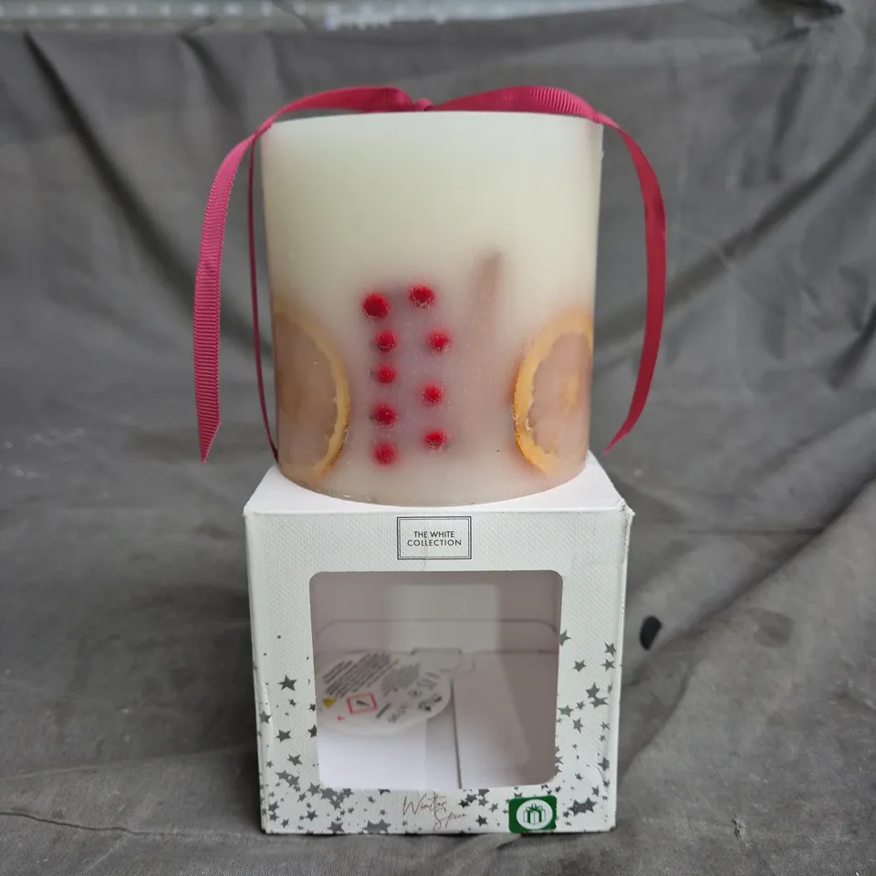 THE WHITE COLLECTION DECORATIVE CANDLE WITH DRIED ORANGE SLICES