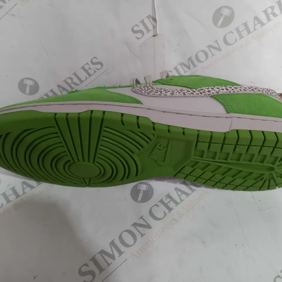 NIKE DUNK LOW SE LOTTERY PACK TRAINERS, GREEN - SIZE 11.5