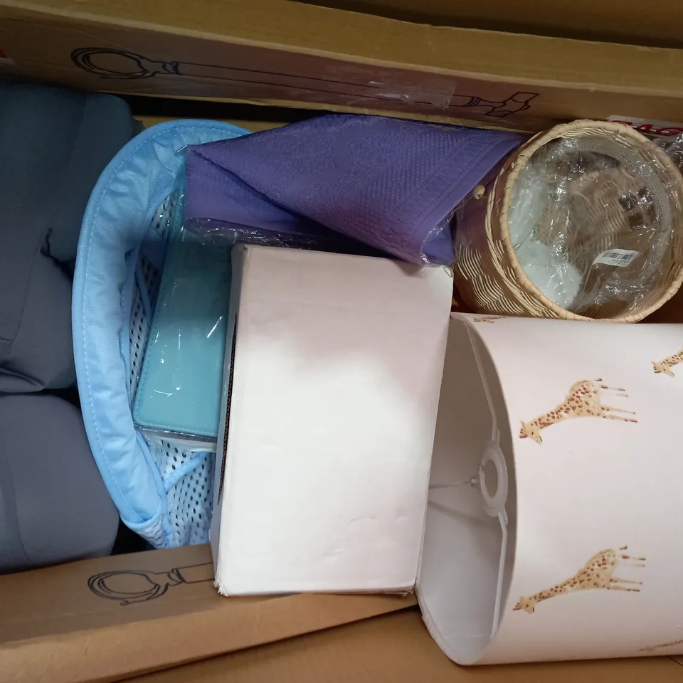 BOX OF APPROXIMATELY 15 ASSORTED HOUSEHOLD ITEMS TO INCLUDE MOSQUITO NET IN BLUE, SOFT TEDDY HOT WATER BOTTLE, DECORATIVE FLORAL WREATH, ETC