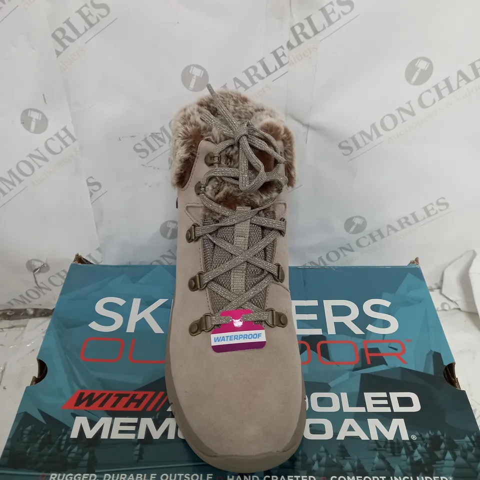 BOXED PAIR OF SKECHERS TREGO LACE UP FAUX FUR CUFF WATERPROOF BOOT TAUPE - SIZE 6