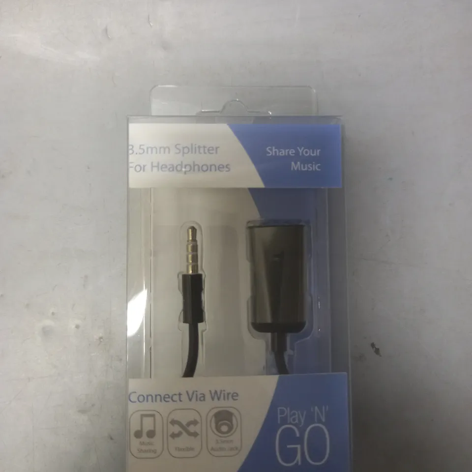 APPROXIMATELY 100 3.5MM SPLITTER CABLES FOR HEADPHONES