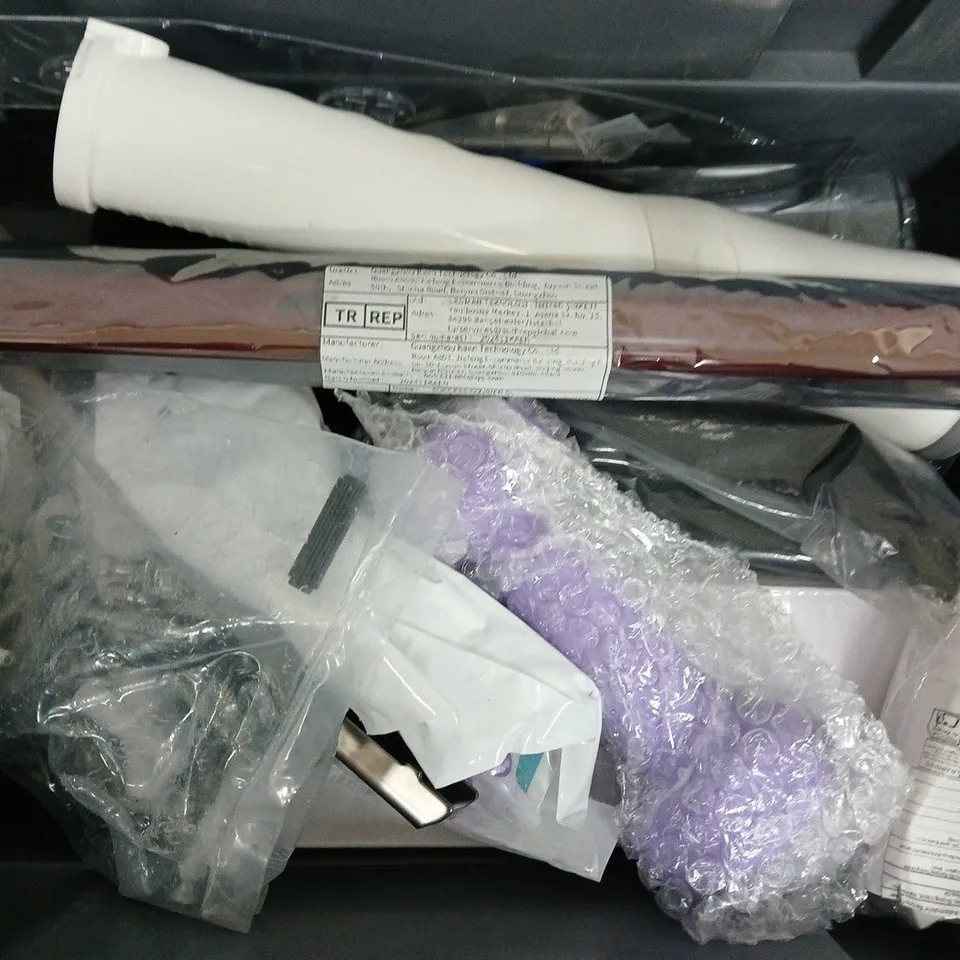 APPROXIMATELY 12 ASSORTED HOUSEHOLD ITEMS TO INCLUDE SUPERLEX BLENDER, BUTT HINGE, 1KG DUMBBELL, ETC