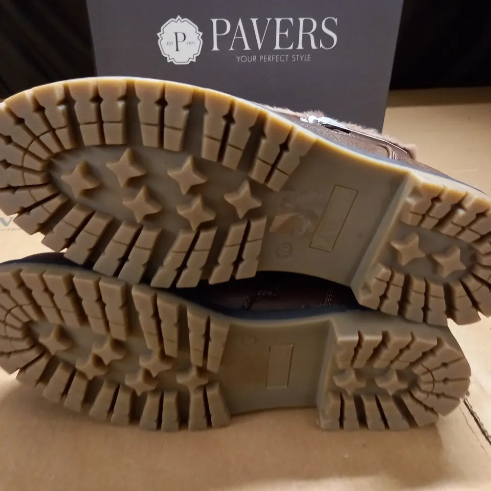 BOXED PAIR OF PAVERS BROWN BOOTS - 7 (40)