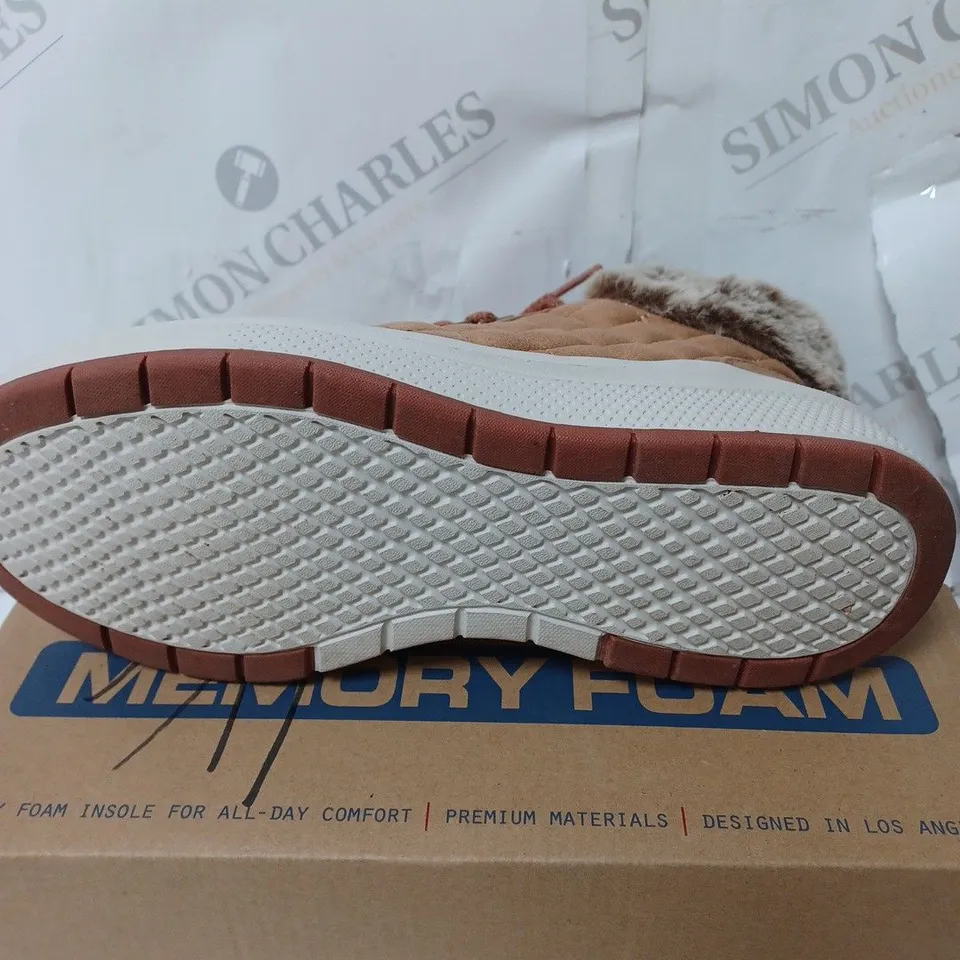 BOXED SKECHERS BOBS SKIPPER WAVE DIAMOND QUILTS BOOTS, CHESTNUT - SIZE 4.5 
