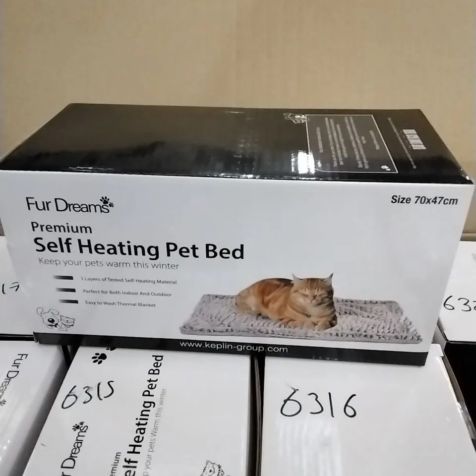 BOXED FURDREAMS SELF HEATING EASY TO WASH PET BED 