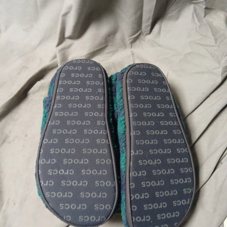 CROCS STRIPED FLEECE-LINED SLIPPERS – INDOOR, UK 5-6