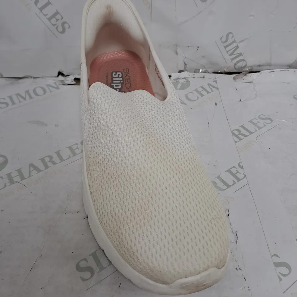 SKETCHERS GO WALK SLIP-IN IN WHITE - UK 8