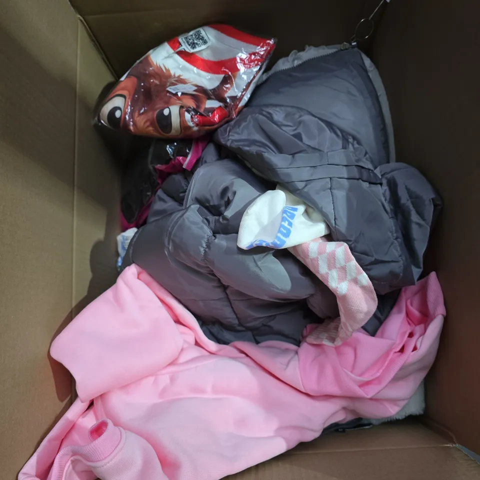 BOX OF APPROIXMATELY 15 ASSORTED CLOTHING ITEMS TO INCLUDE SOCKS, FOX JUMPER, XMAS TOP, KNITTED JUMPER ETC