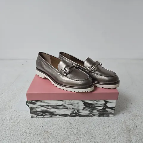 MODA IN PELLE EMORI PEWTER LEATHER SIZE 40 BOXED