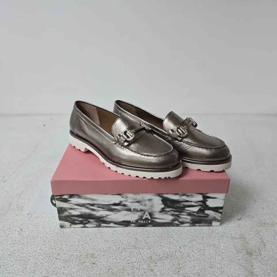 MODA IN PELLE EMORI PEWTER LEATHER SIZE 40 BOXED