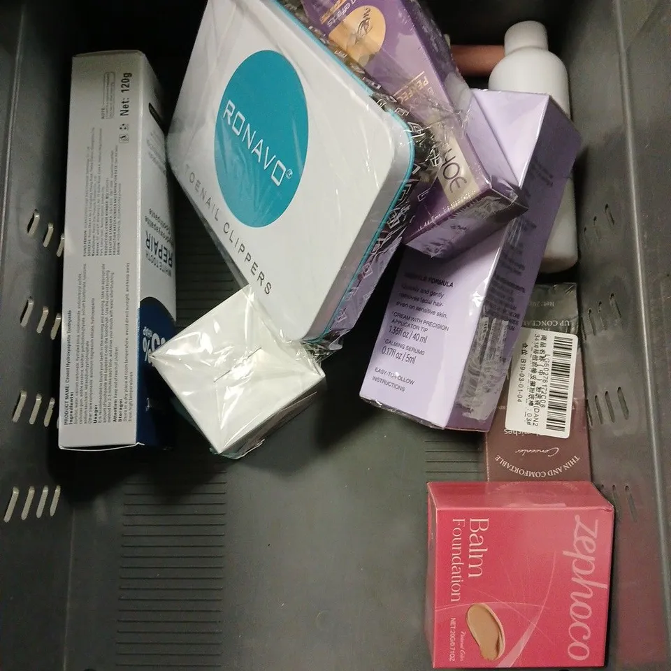 APPROXIMATELY 20 ASSORTED HEALTH & BEAUTY PRODUCTS TO INCLUDE GIVE ME HYALURONIC ACID CLEANSER, LULLABELLZ FEATHERED FRINGE CLIP IN BANGS, WAUNT EXFOLIATOR, ETC