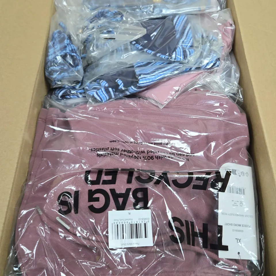 APPROXIMATELY 15 ASSORTED CLOTHING ITEMS IN VARIOUS SIZES, COLOURS & STYLES