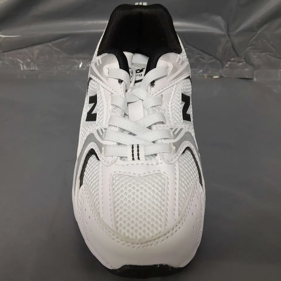 BOXED PAIR OF NEW BALANCE KIDS SHOES IN WHITE/BLACK UK SIZE 13