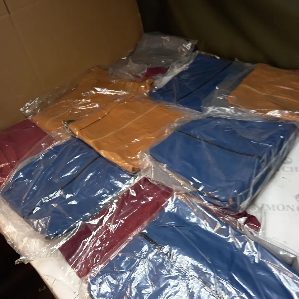 LOT OF APPROX 10 ASSORTED CLOTHING ITEMS IN VARIOUS SIZES