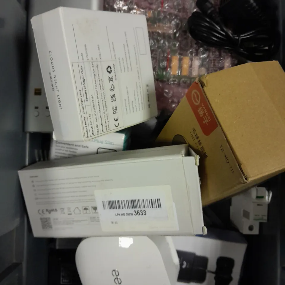 APPROXIMATELY 20 ASSORTED ELECTRICAL PRODUCTS TO INCLUDE LUGGAGE SCALES, CARBON MONOXIDE ALARM, TP-LINK WIFI PLUG ETC 