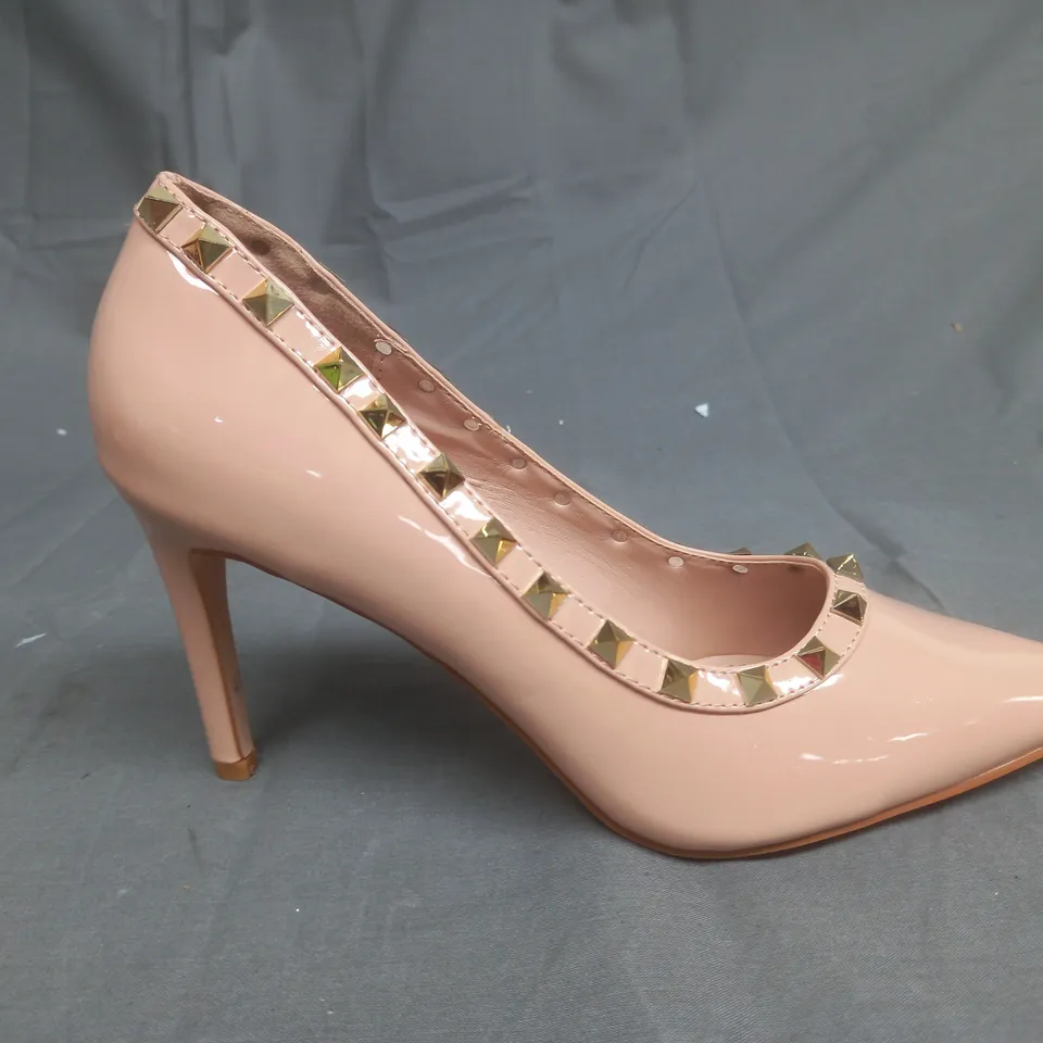 BOXED PAIR OF DESIGNER STILETTOS IN SALMON WITH GOLD STUD EMBELLISHMENT SIZE UK 7