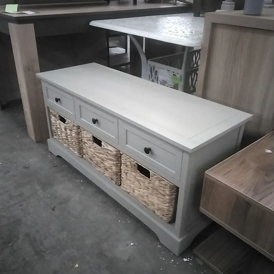 FERNLEAF CLEVEDON, STORAGE BENCH FEATURING A WOODEN FRAME WITH DRAWERS AND REMOVABLE WICKER BASKETS.  - VINTAGE GREY