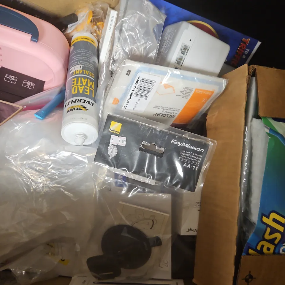 BOX OF APPROXIMATELY 40 ASSORTED ITEMS TO INCLUDE CRAYOLA, DOUBLE LIGHT SWITCH, ETC - COLLECTION ONLY