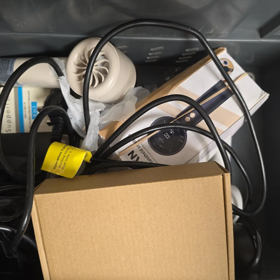 APPROXIMATELY 8 ASSORTED HOUSEHOLD ITEMS TO INCLUDE HANDHELD FAN, TRIO SMART ENERGY DISPLAY, ETC
