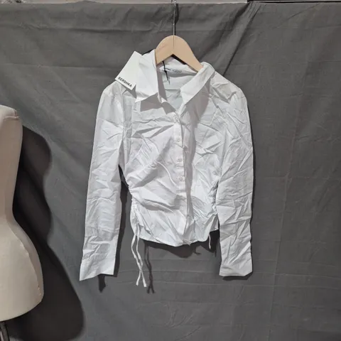 BERSHKA WOMEN'S WHITE BUTTON-DOWN SHIRT WITH DRAWSTRING WAIST – SIZE S