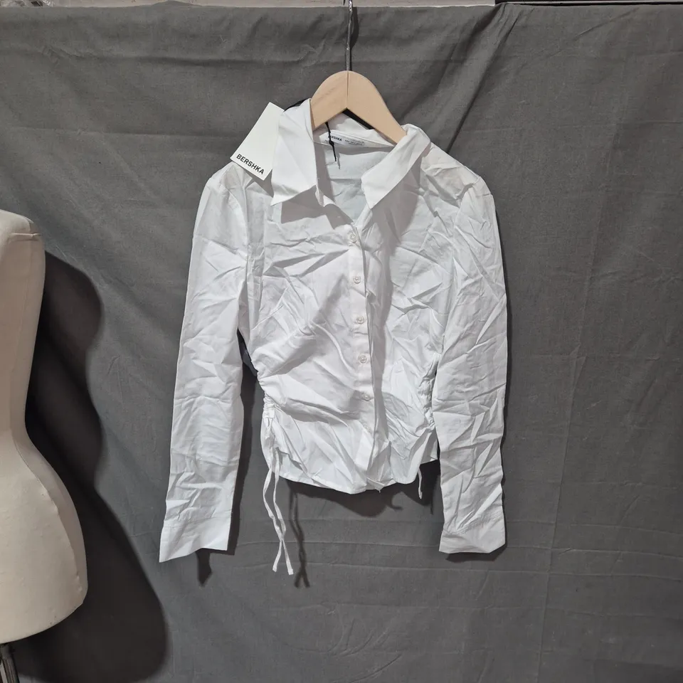 BERSHKA WOMEN'S WHITE BUTTON-DOWN SHIRT WITH DRAWSTRING WAIST – SIZE S