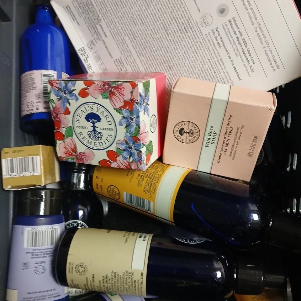 APPROXIMATELY 15 ASSORTED HEALTH & BEAUTY PRODUCTS TO INCLUDE CITRUS SHOWER GEL, ISIRA AFRICAN BLACK SOAP, COLLAGEN DEEP MASK ETC 