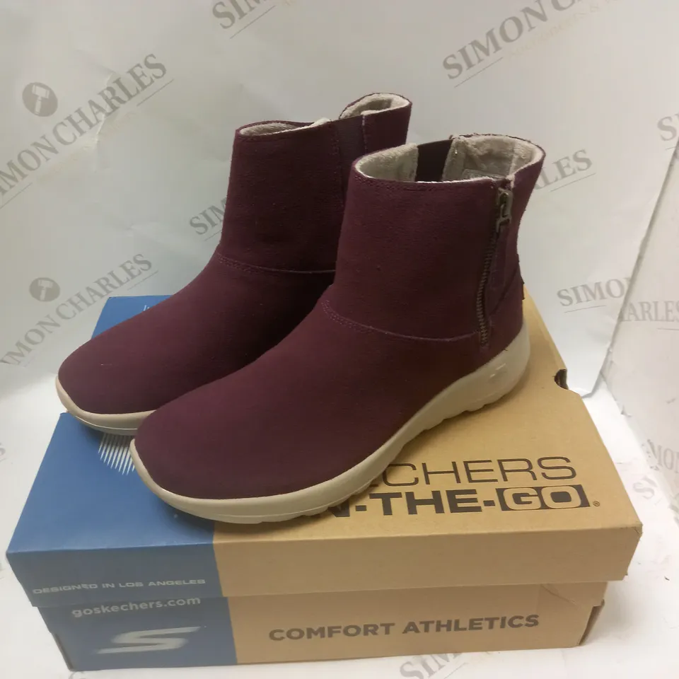 BOXED SKETCHERS ZIP ANKLE BOOTS BURGUNDY - SIZE 5
