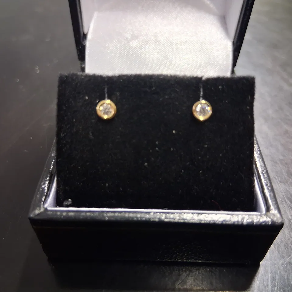 18CT YELLOW GOLD STUD EARRINGS RUB-OVER SET WITH NATURAL DIAMONDS