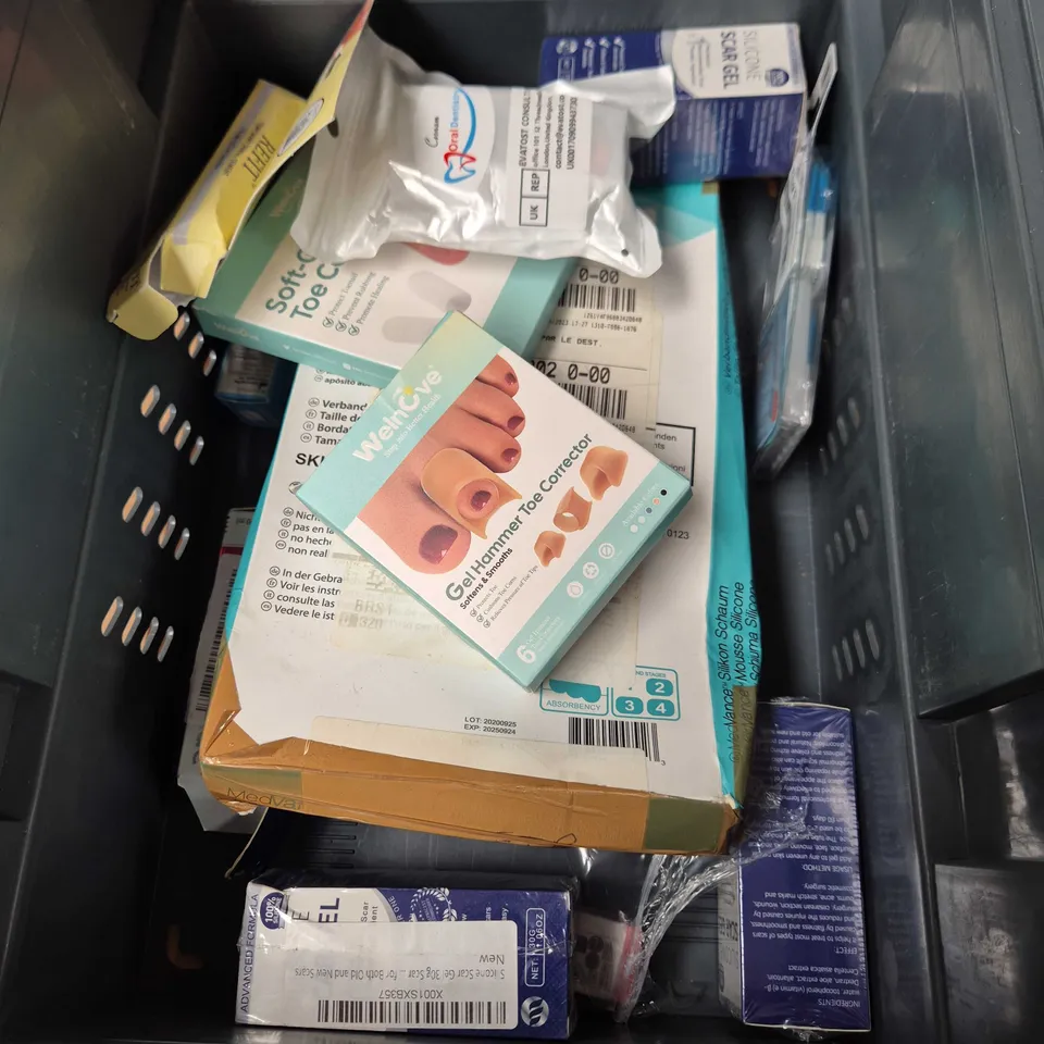 APPROXIMATELY 12 ASSORTED ITEMS INCLUDING SOFT GEL TOE CAPS AND SILICONE SCAR GEL