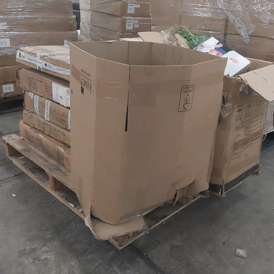 PALLET OF ASSORTED ITEMS INCLUDING: GAMING DESKS, DOOR MAT, HULA HOOP, ARTIFICIAL PLANT ECT