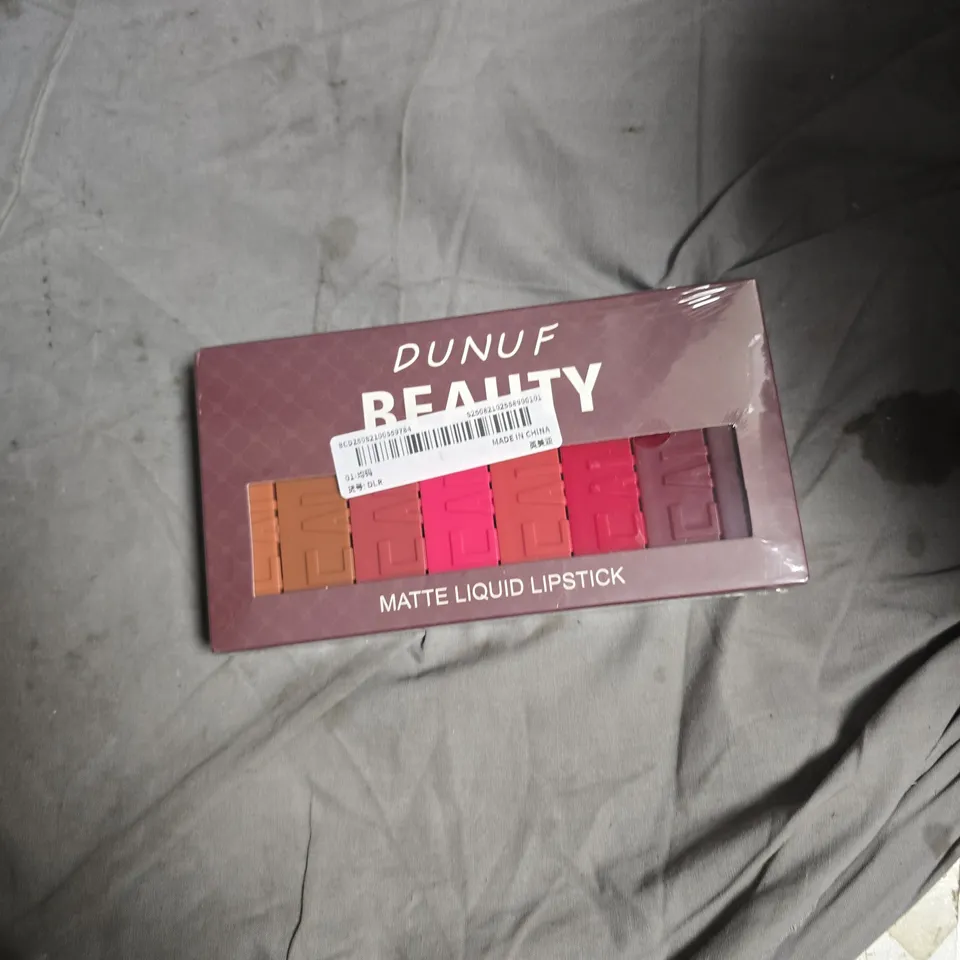 APPROXIMATELY 20 ASSORTED HEALTH AND BEAUTY PRODUCTS INCLUDING DUNUF MATTE LIQUID LIPSTICK , FANOLA NO YELLOW COLOUR COLURISING CREAM AND BAFF BOMBZ 