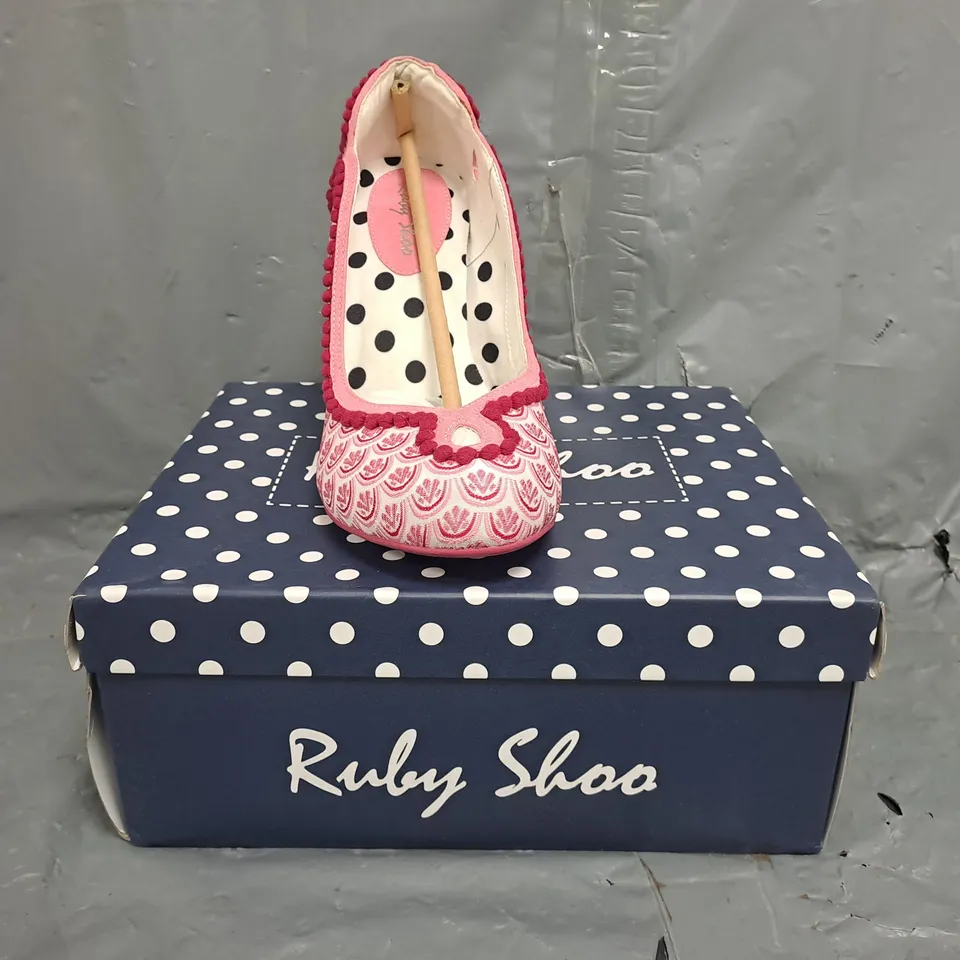BOXED PAIR OF BUBY SHOO HEELED SHOES IN PINK/WHITE SIZE UK 5