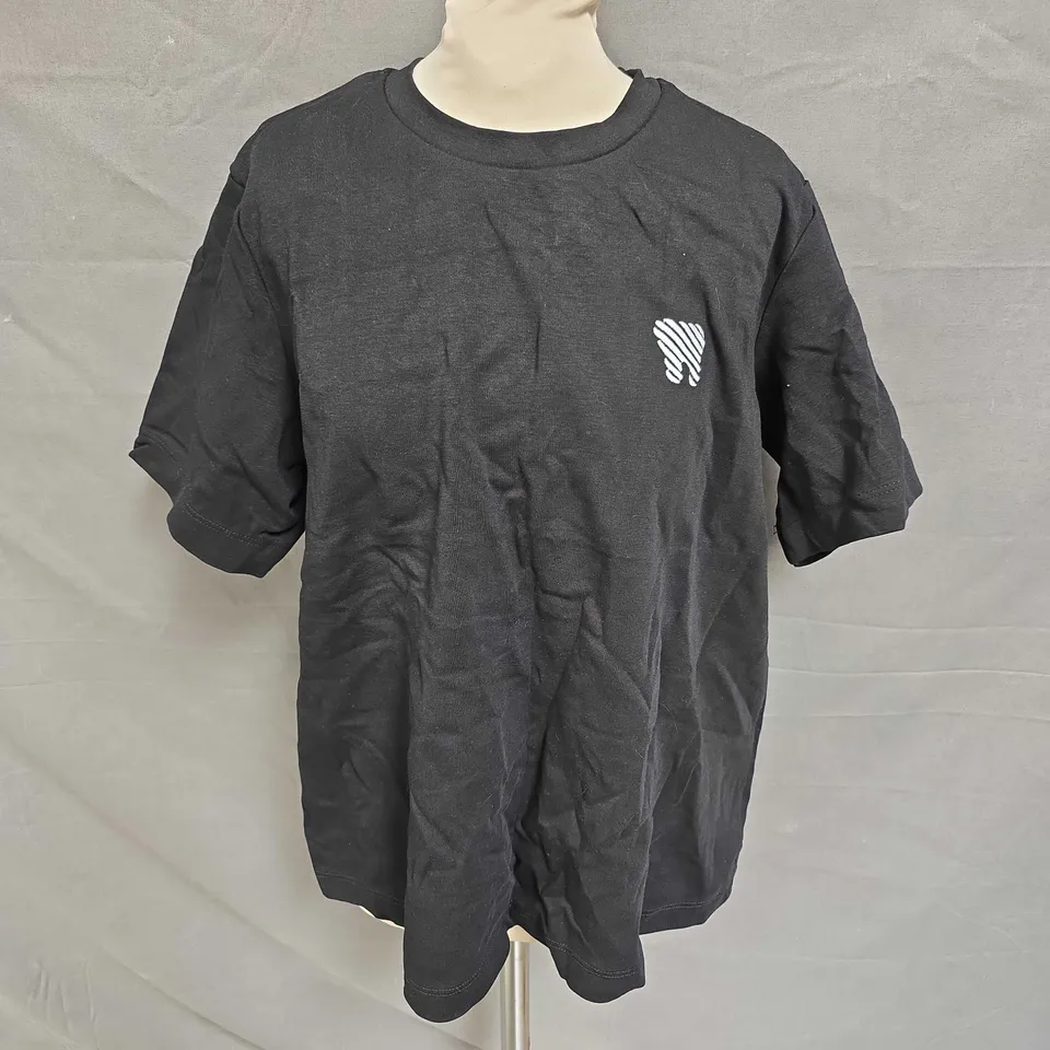 N.82 TOOTH EMBRODERED TSHIRT IN BLACK SIZE 16