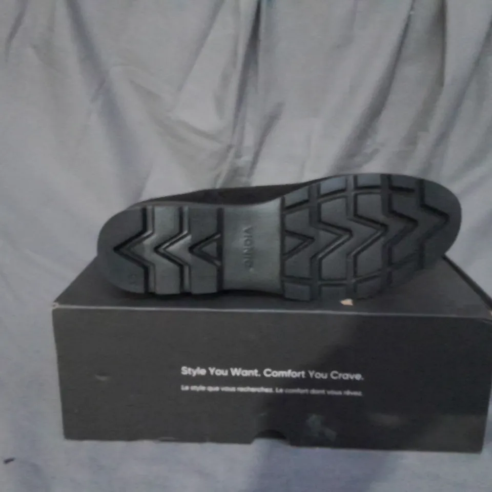 BOXED PAIR OF VIONIC CHARM ESTILLO BOOTS IN BLACK SIZE 8