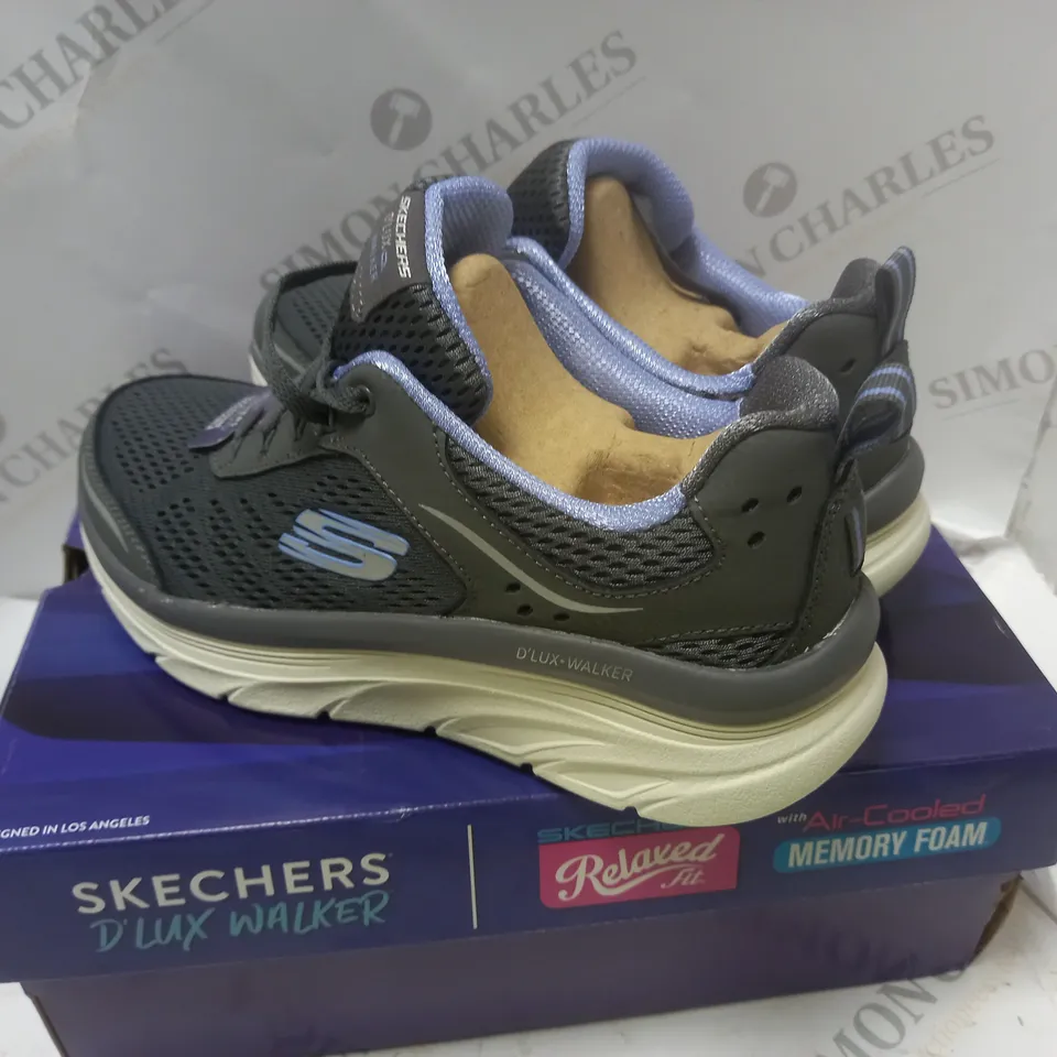 BOXED WOMANS SKETCHERS MACHINE WASHABLE - SIZE 8