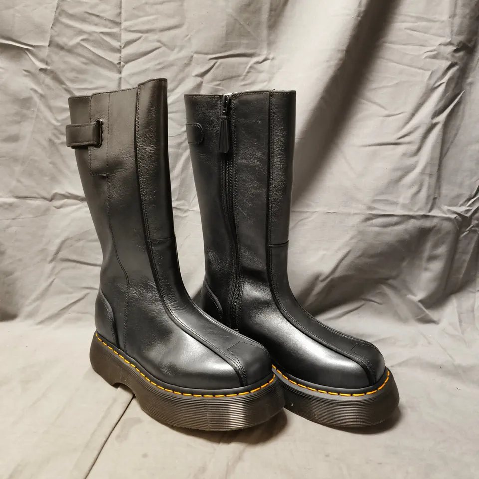 BOXED PAIR OF DR MARTENS BUZZ HI BOOTS IN BLACK SIZE UK 4