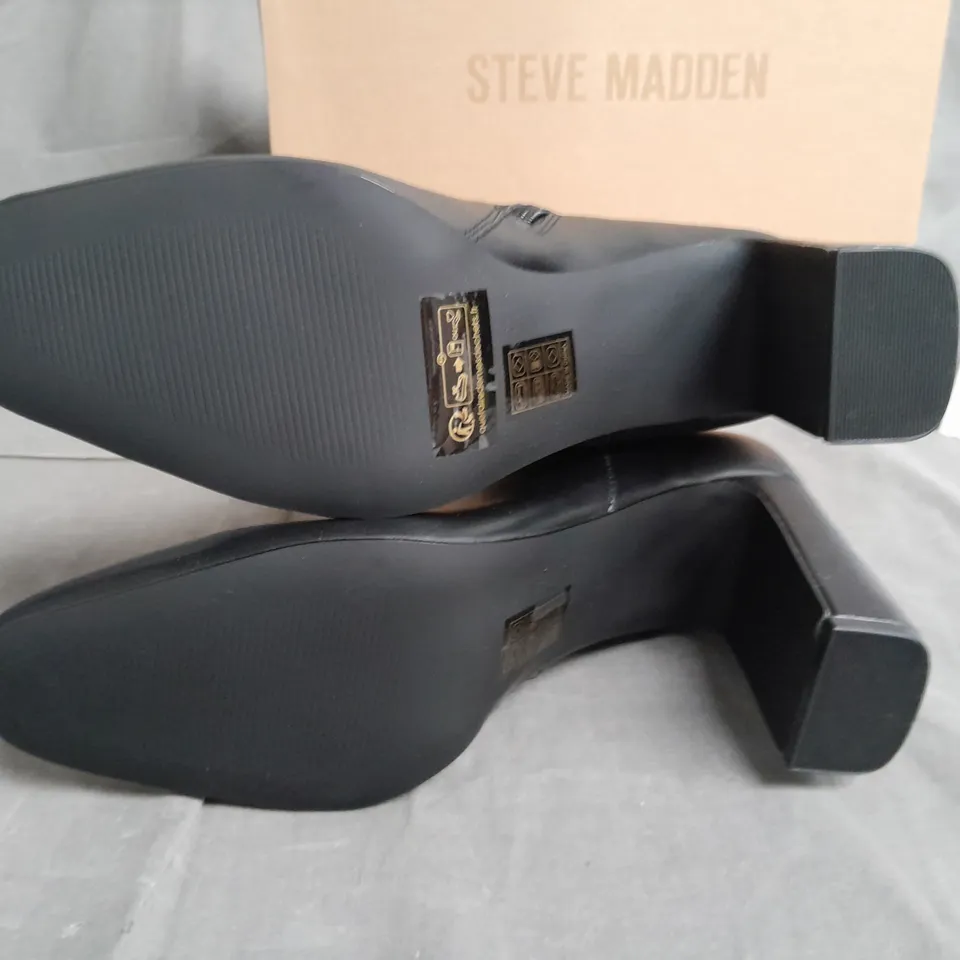 BOXED PAIR OF STEVE MADDEN ADELISA BLACK BOOTS - UK 9